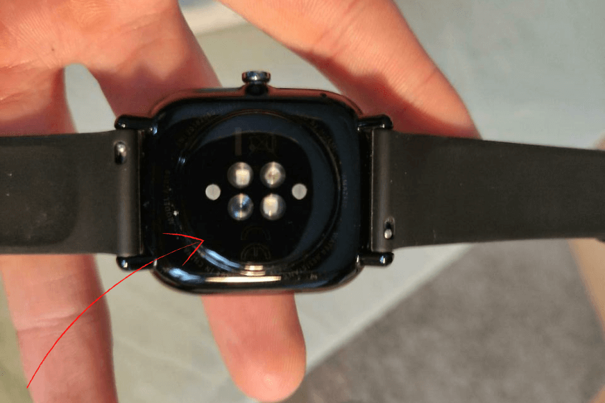 Die Sensoren der Amazfit GTS 2 mini Smart Watch sind in der Nahaufnahme zu sehen